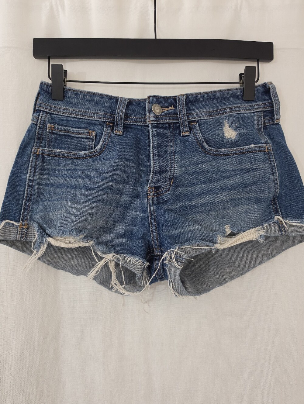 Hollister Low-Rise Boyfriend Short in Distressed Denim Blue Women's Size 25